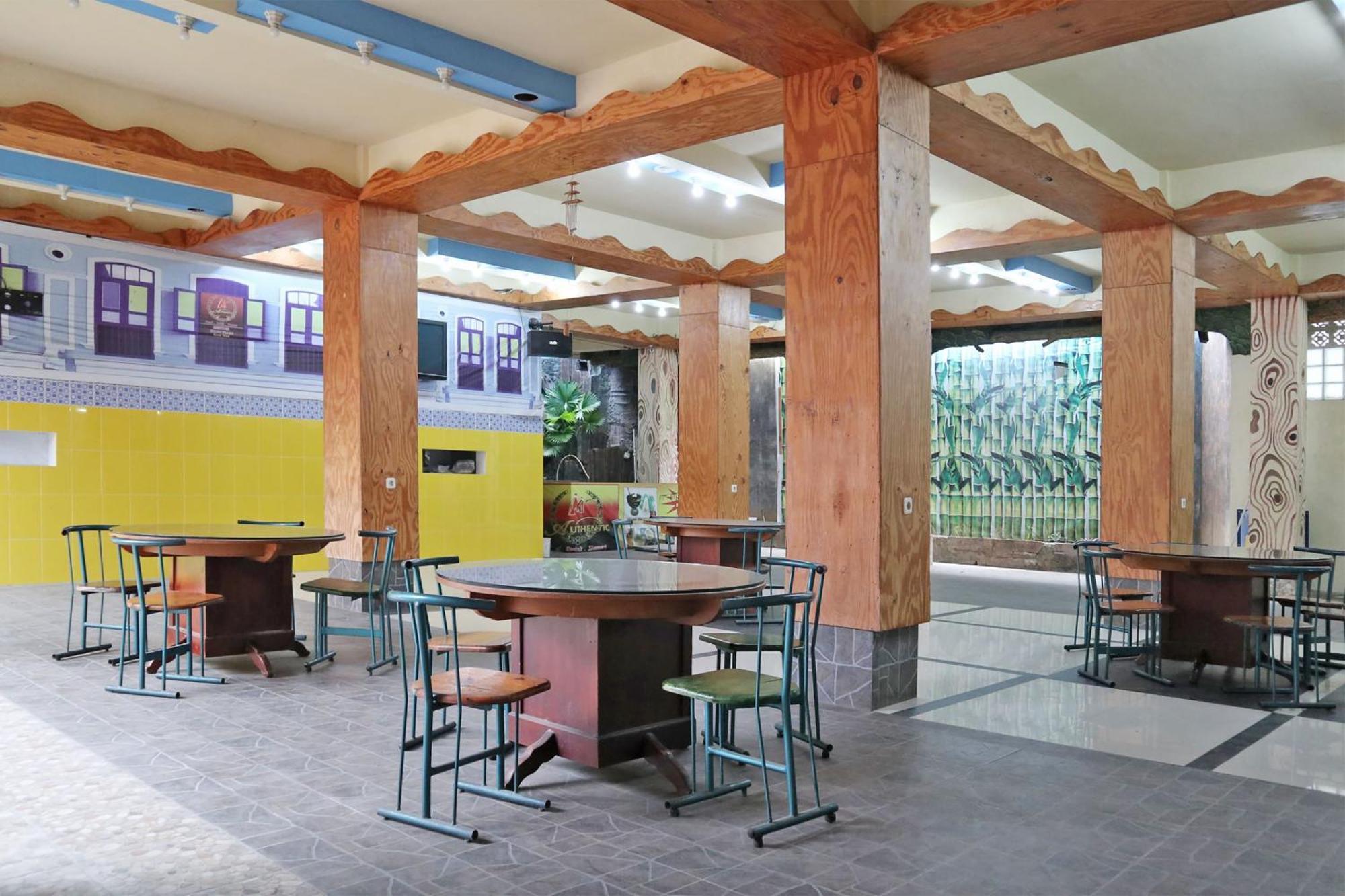 Oyo 1673 M Authentic Kost Man Hotel Padang  Exterior foto
